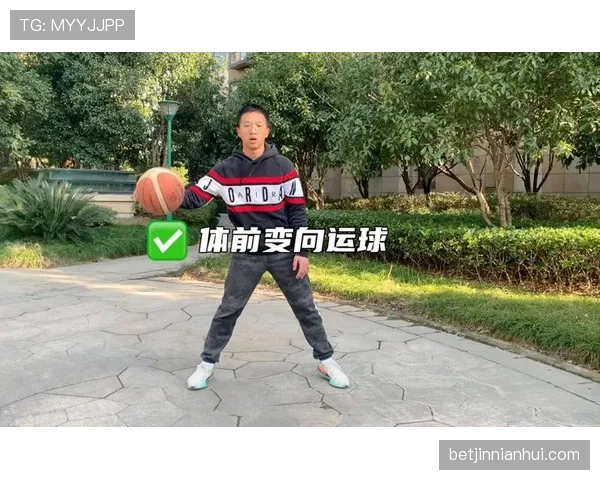 篮球比赛中运球变向规则的具体界定与判罚标准及细节解析 篮球比赛中运球变向规则的具体界定与判罚标准及细节解析